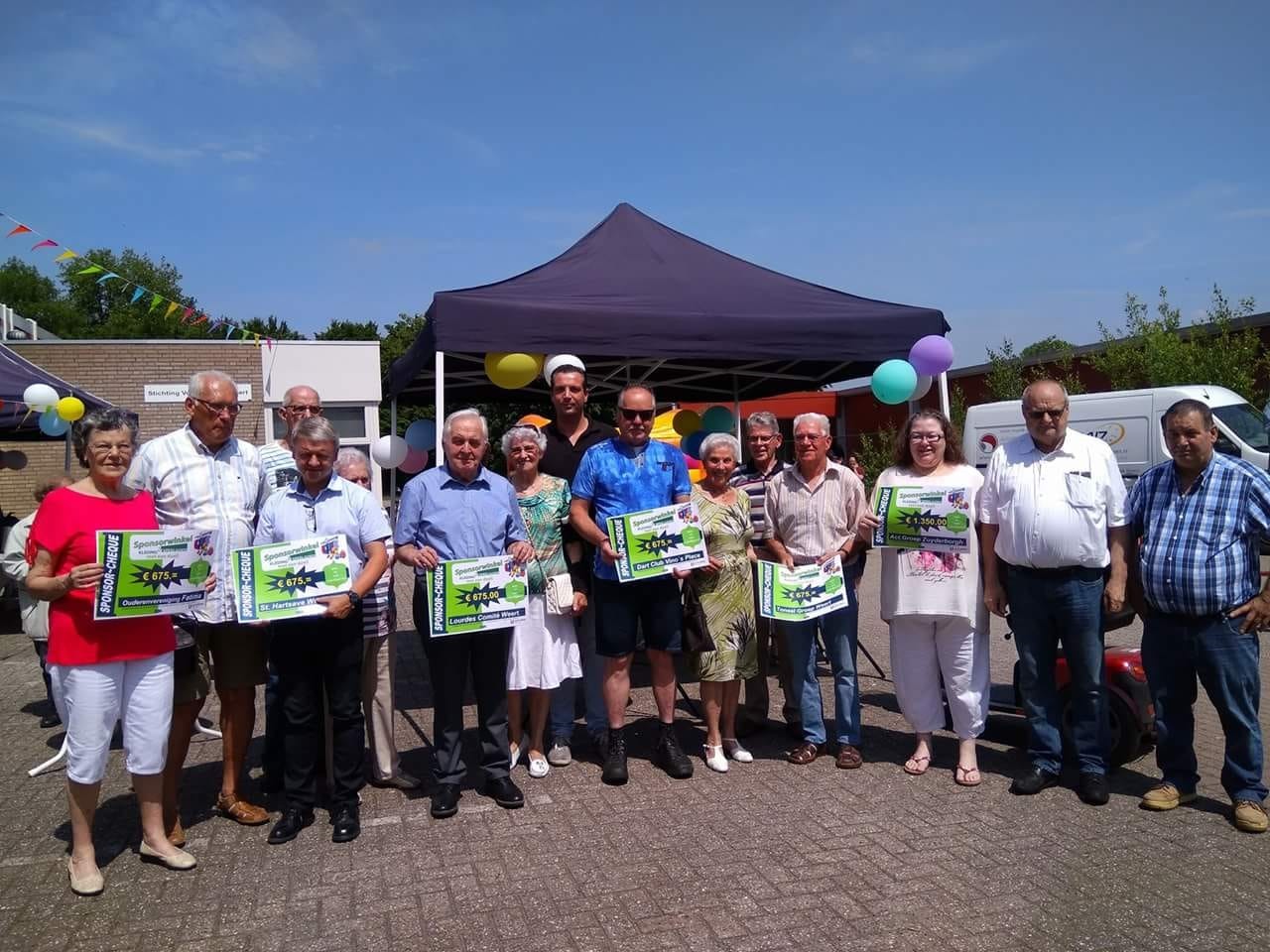 Uitreiking sponsorwinkel cheque